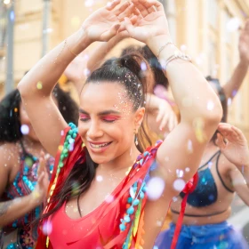 tanzende Menschen mit erhobenen Armen