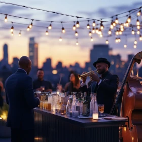 Rooftop-Party, Bar, Cocktails werden geshaked