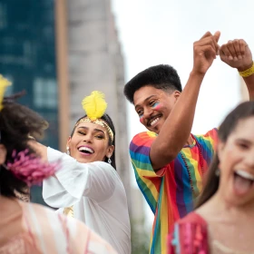 tanzende Menschen die sich freuen