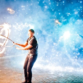 beeindruckende Feuershow am Abend