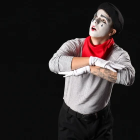 Mann macht Pantomieme