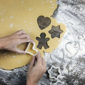Plätzchen werden aus einem ausgerollten Teig ausgestochen