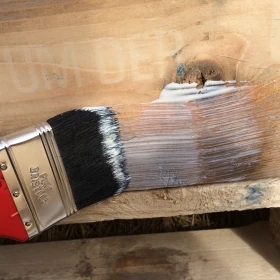 Holz wird gestrichen