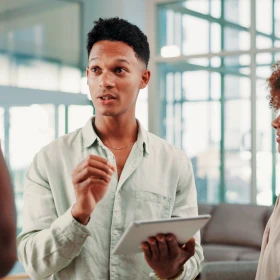 Person stellt das Konzept vor