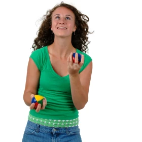 Frau jongliert mit 2 Bällen