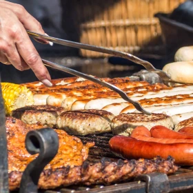 verschiedene Grillspazialitäten auf dem Grill