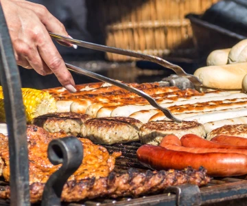verschiedene Grillspazialitäten auf dem Grill