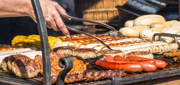 verschiedene Grillspazialitäten auf dem Grill