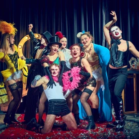 Gruppe Menschen mit lustigen bunten Kostümen machen ein Gruppenbild