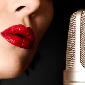 Sängerin mit einem Studio Mikrophon