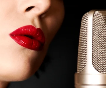 Sängerin mit einem Studio Mikrophon