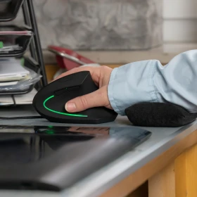 Person arbeitet mit einer ergonomischen Maus