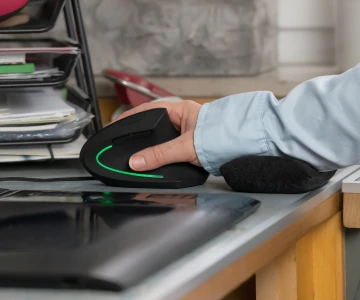 Person arbeitet mit einer ergonomischen Maus
