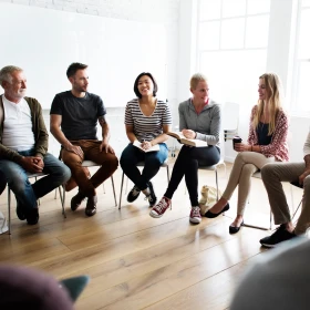 Seminarteilnehmer sitzen im Kreis zusammen