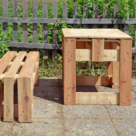 Bank und Tisch aus Paletten gebaut, ohne Farbe
