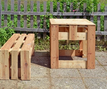 Bank und Tisch aus Paletten gebaut, ohne Farbe