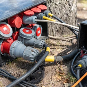 Starkstromkabel in einer Verteilerbox auf einer Veranstaltung