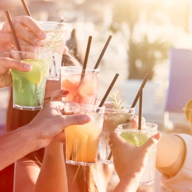 bunte Cocktails mit Strohhalmen