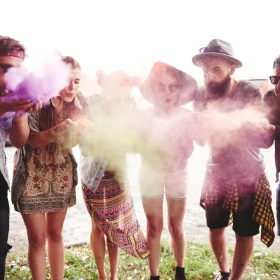 Menschengruppe mit HolyPulver und guter Laune