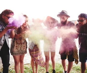 Menschengruppe mit HolyPulver und guter Laune