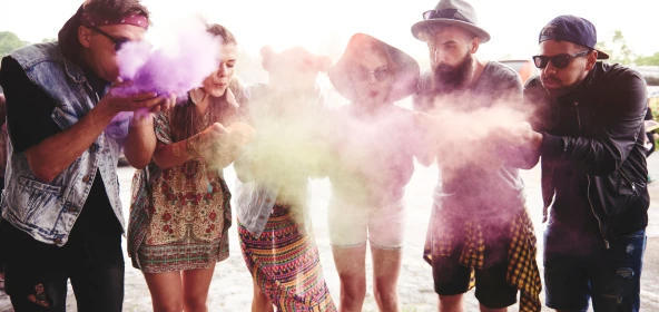 Menschengruppe mit HolyPulver und guter Laune