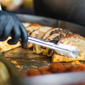 Mexikanische Tortillas werden auf einem Grippe zubereitet