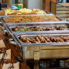 verschiedene Speisen auf einem Buffet in Chafings