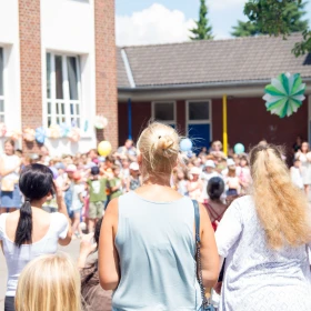 Gruppe Menschen bei einem Fest im Sommer