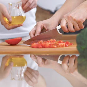 Person schneidet Tomaten