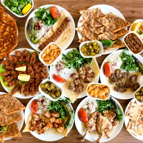 orientalische Speisen auf verschiedenen Tellern auf einem Tisch