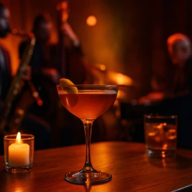 Cocktail steht auf einer Bar