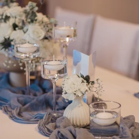 blaue Tischdekoration mit Kerzen