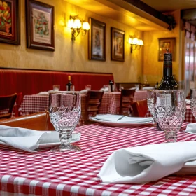 italienisches Restaurant, rot weiß karierte Tischdecke