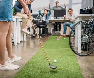 Golfspielen auf einem Putting Green