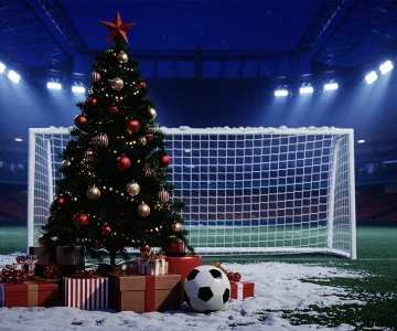 Weihnachtlich geschmückter Tannenbaum mit Geschenken und einem Fußball vor einem Fußball, Wiese mit Schnee bedeckt