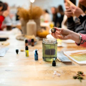 Duftöl in Kerze geben