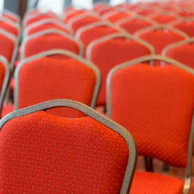 Rote Stühle in einem Tagungsraum