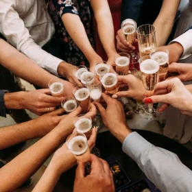 Gruppe von Menschen stößt mit Sekt an