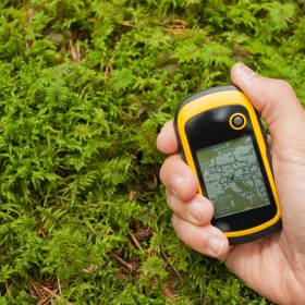 GPS Gerät sucht nach der richtigen Position im Wald