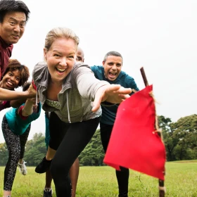 Person versucht die Flagge zu erreichen, während das andere Team sie davon abhält