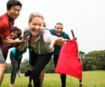 Person versucht die Flagge zu erreichen, während das andere Team sie davon abhält