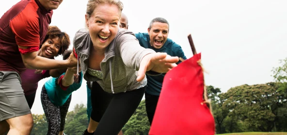Person versucht die Flagge zu erreichen, während das andere Team sie davon abhält