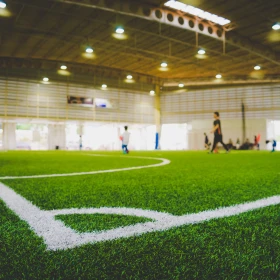 Fußballfeld Kunstrasen, Sporthalle