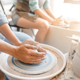 Zwei Personen formen den Ton