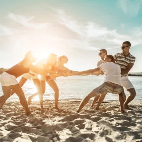 Personen machen im Strand ein Tauziehen