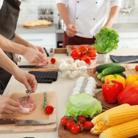 Teilnehmer schneiden die ersten Zutaten zurecht
