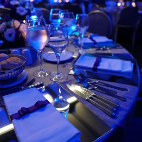 festlich dekorierte Tische mit Weingläsern