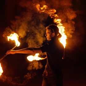 Feuershow, Feuertänzer tanzt mit zwei Stäben