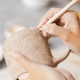 Person verzierht ihre Tasse mit einem Muster