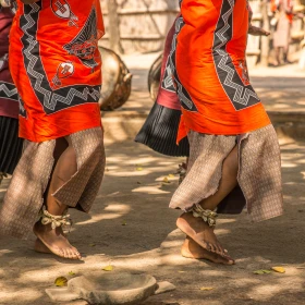 Personen führen in tradioneller Kleidung einen Tanz auf